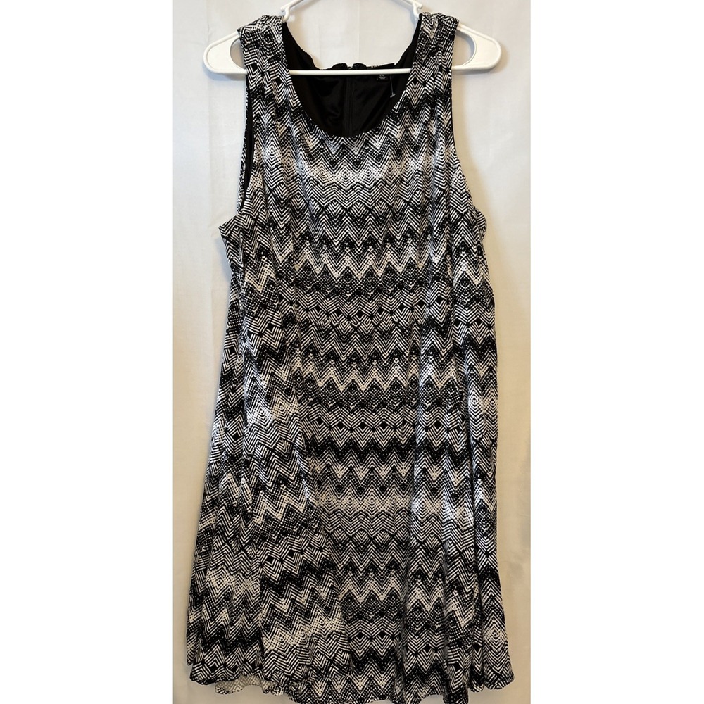 Torrid Sleeveless Black And White Geometric Fit Flare Skirt‎ Lined Rayon 20
